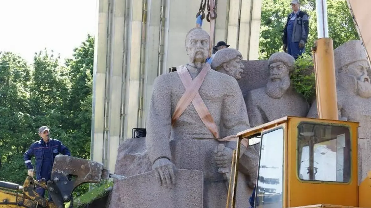 Киевте Переяслав Радасының құрметіне орнатылған ескерткішті алып тастады