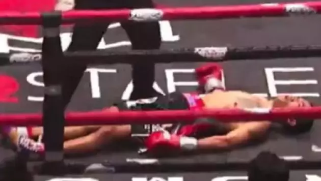 Боксшы титулды айқаста қарсыласын бір соққымен ауыр нокаутқа түсірді