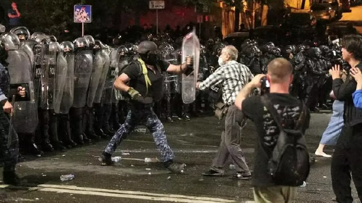 Тбилисиде полиция оппозициялық партияның жетекшісін ұрып-соққан