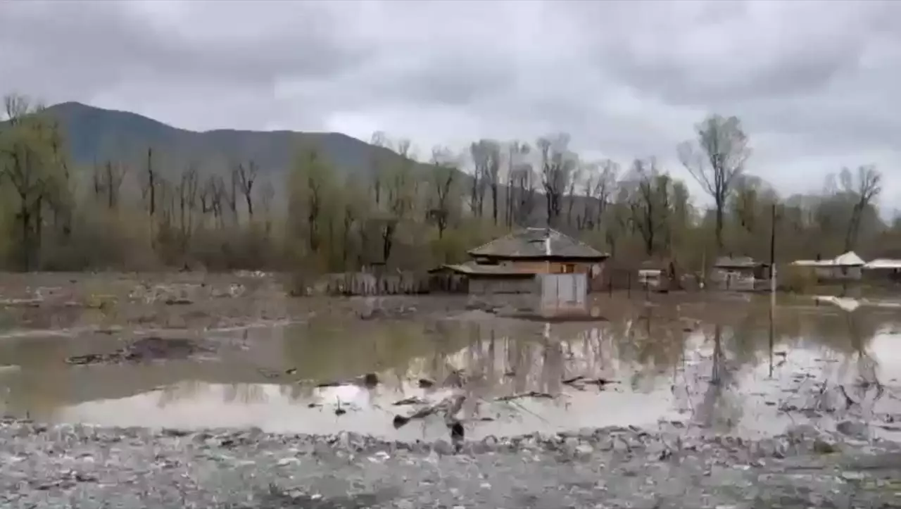 Пять жилых домов и более 20 придомовых участков подтопило на востоке Казахстана из-за дождя