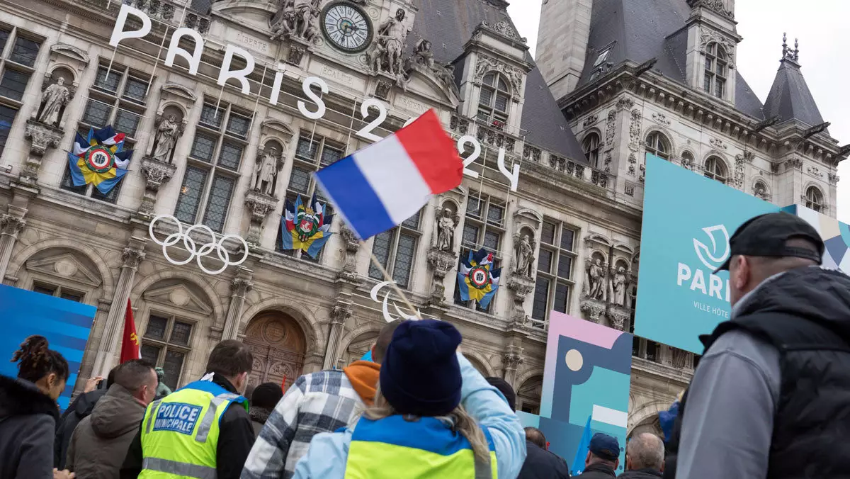 «Дадим Играм больше огня». Почему протестующие в Париже сожгли олимпийские кольца?