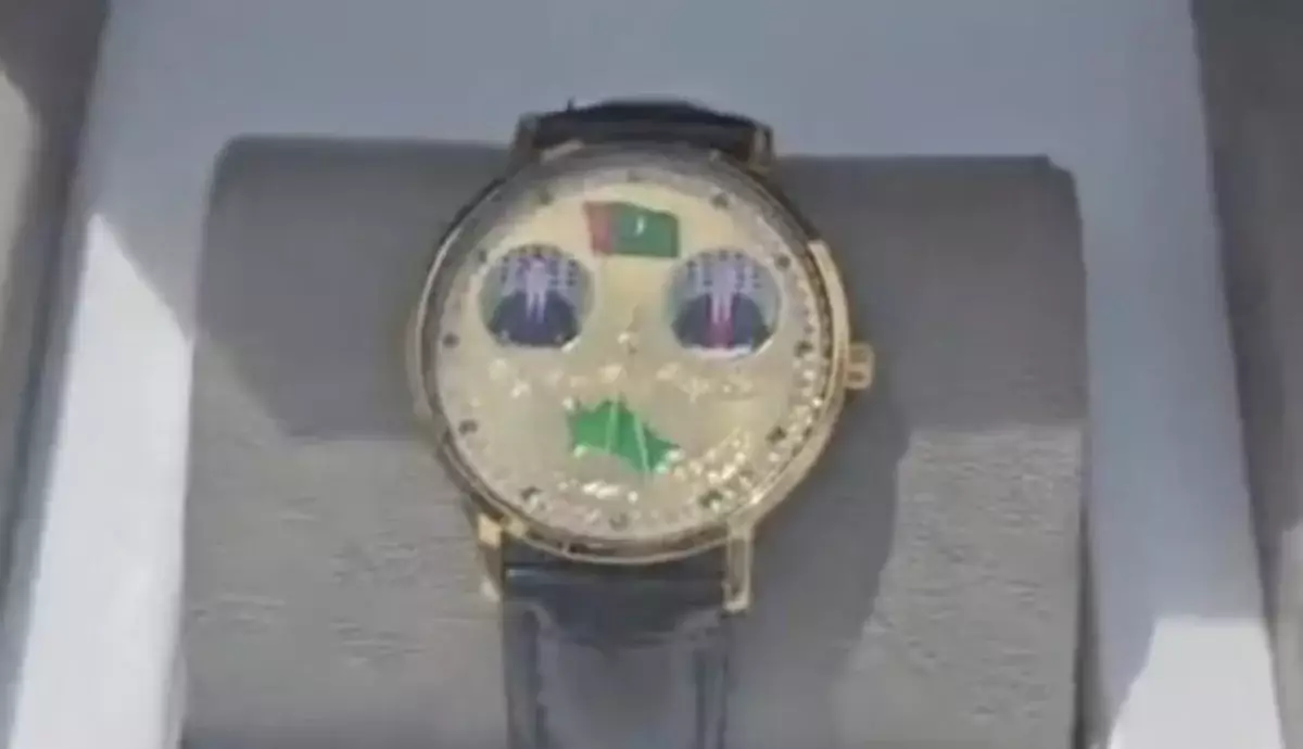 Туркменских чиновников обязали покупать часы с изображением Бердымухамедовых