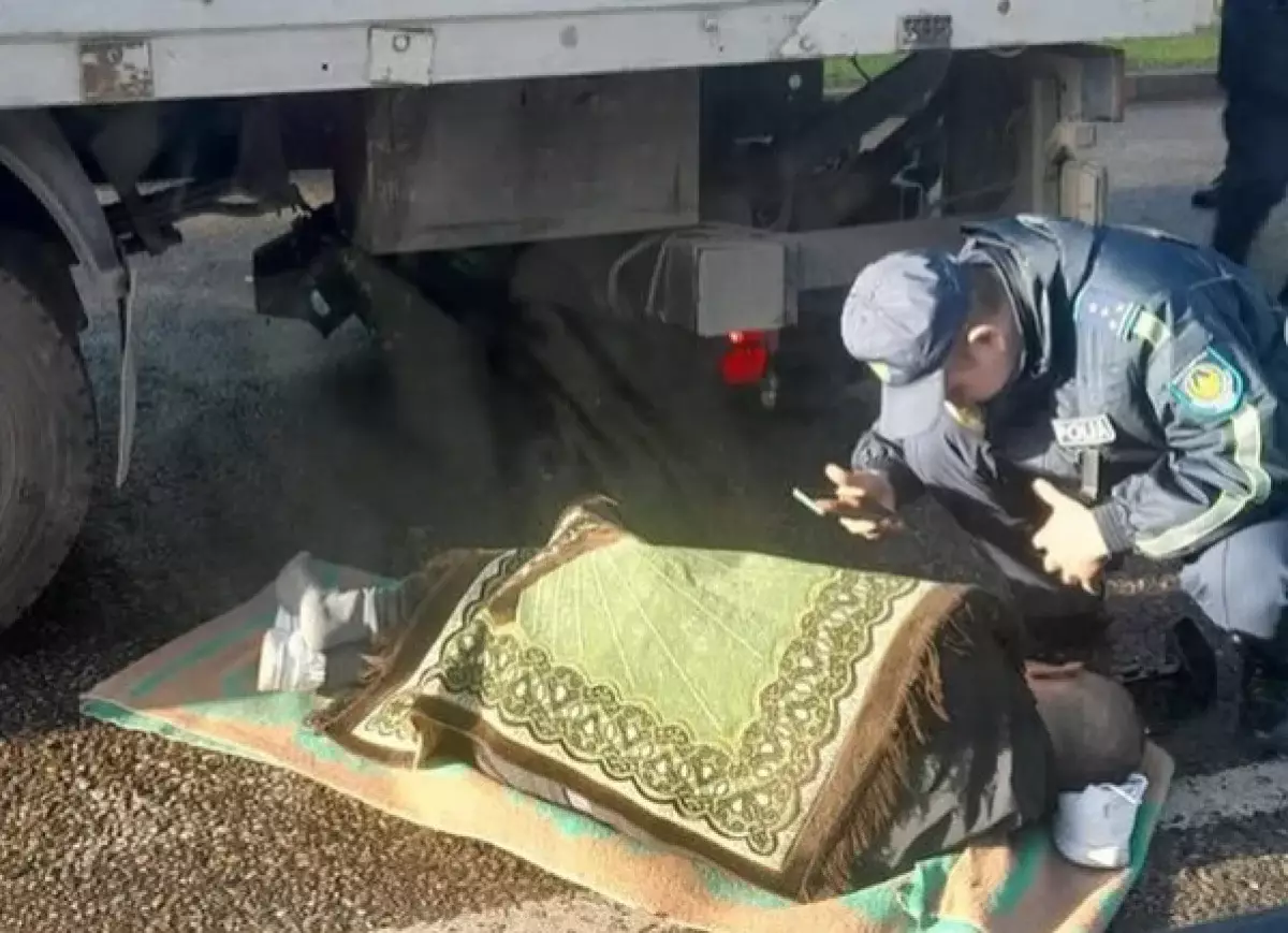 Мопедист попал под грузовик на оживленной трассе в Алматы