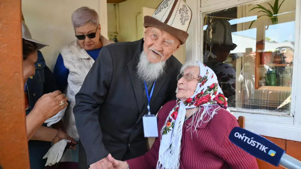 Неделя "Өнегелі ұрпақ" в Шымкенте началась с посещения 100-летнего ветерана