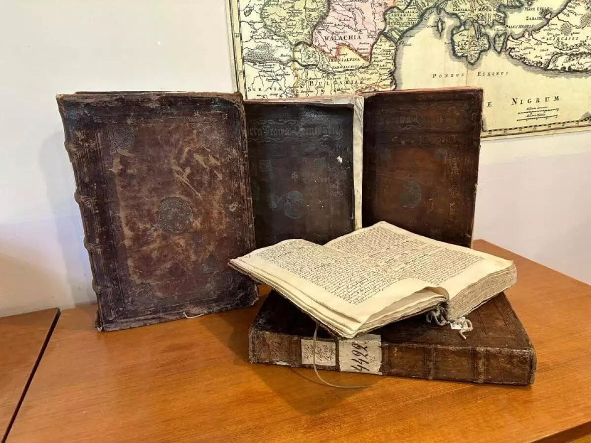 Украина передала Казахстану копии древнекипчакских книг