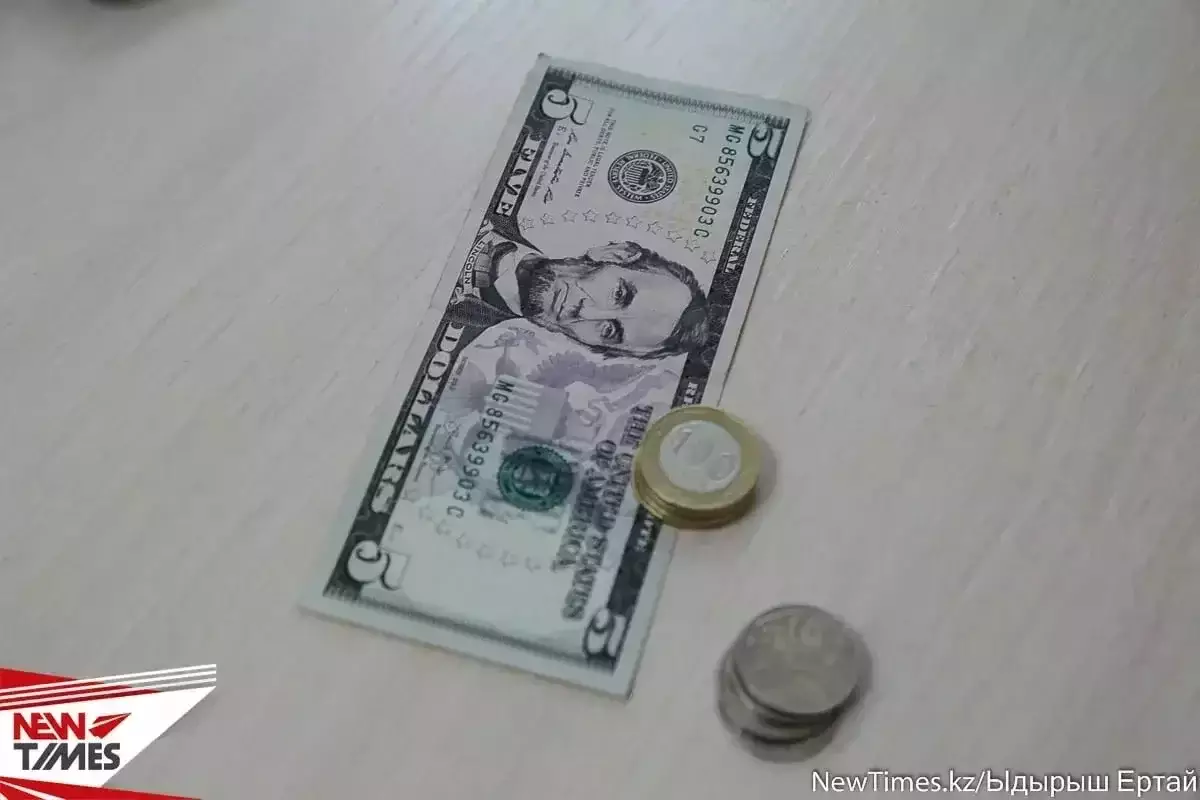 Доллар подорожал на казахстанской бирже сразу на 1,32 тенге