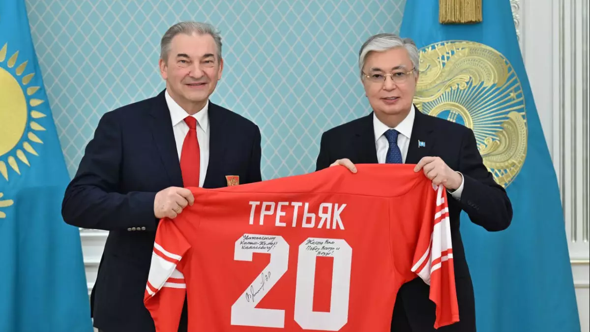 Токаев встретился с президентом Федерации хоккея России Владиславом Третьяком