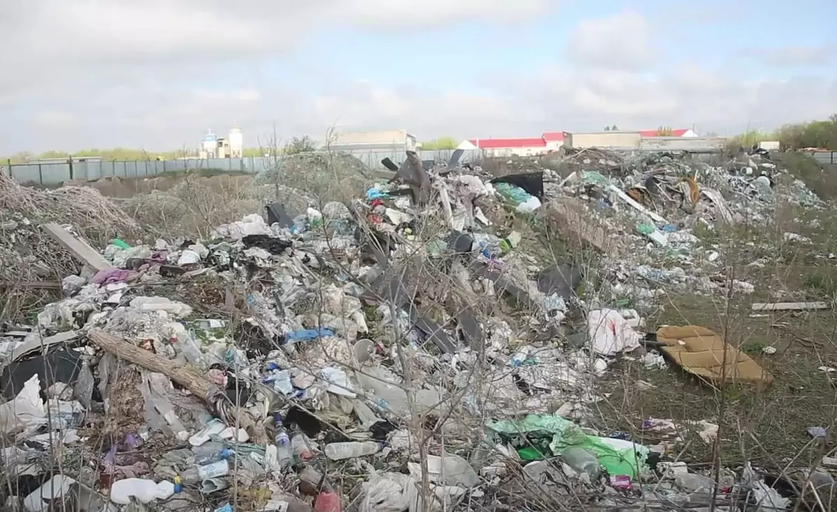 Горы мусора: в пригороде Актобе очередникам выдали участки прямо на стихийной свалке
