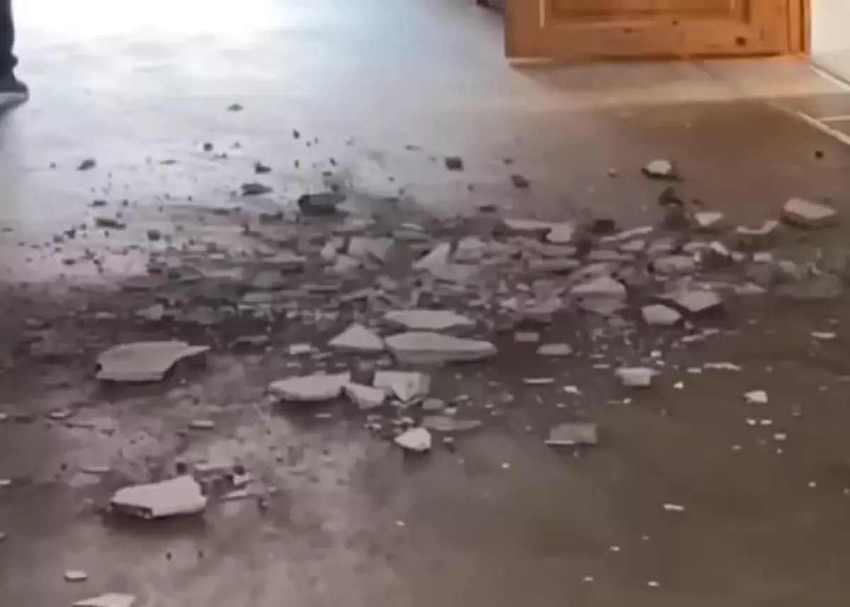 Потолок обвалился во время урока в школе Семея