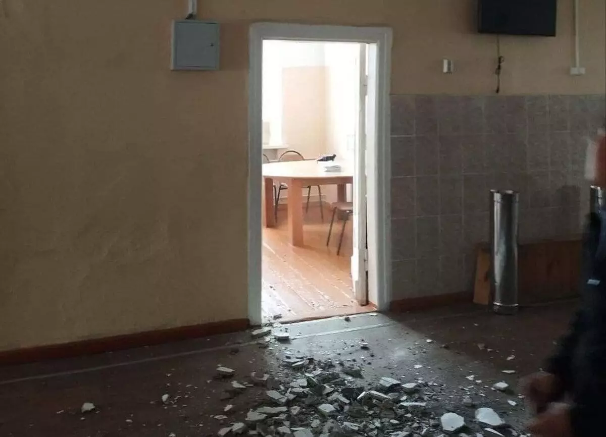 Штукатурка обвалилась с потолка во время уроков в школе Семея (ВИДЕО)
