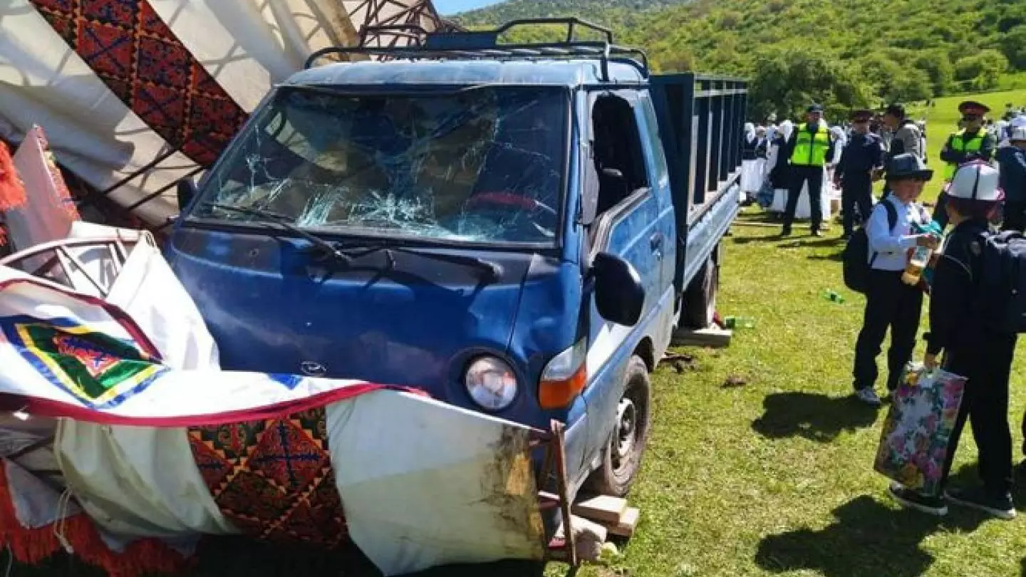 Число пострадавших под колесами фургона с мороженым в Кыргызстане возросло до 32 человек