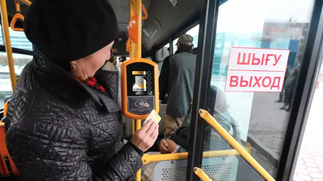 Возвращение контролеров в общественные автобусы обсуждают в Казахстане