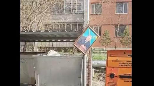Астанада белгісіз біреулер Назарбаевтың портретін қоқыс контейнеріне іліп кеткен