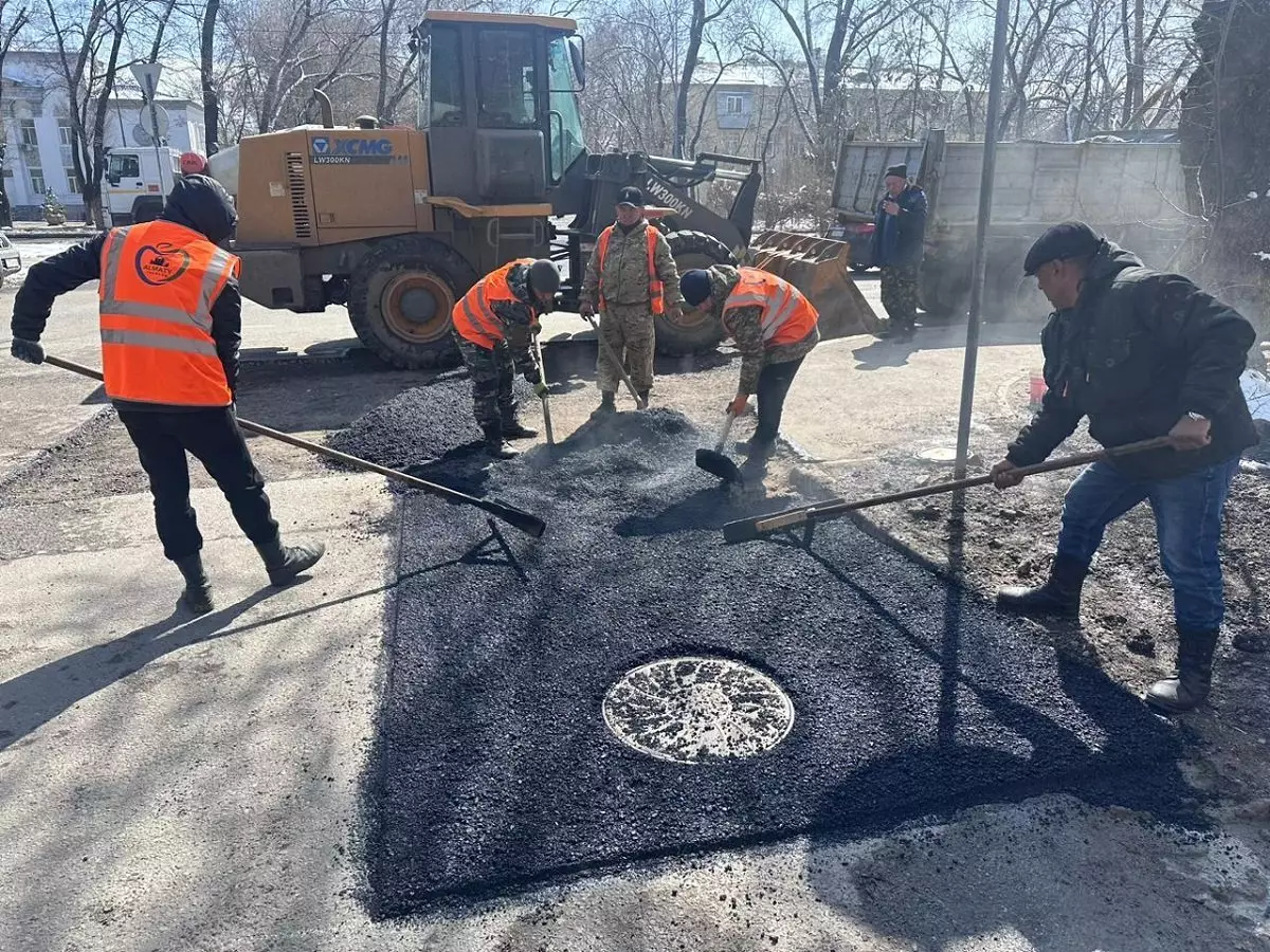 В Алматы активно ведутся работы по текущему ремонту улично-дорожной сети