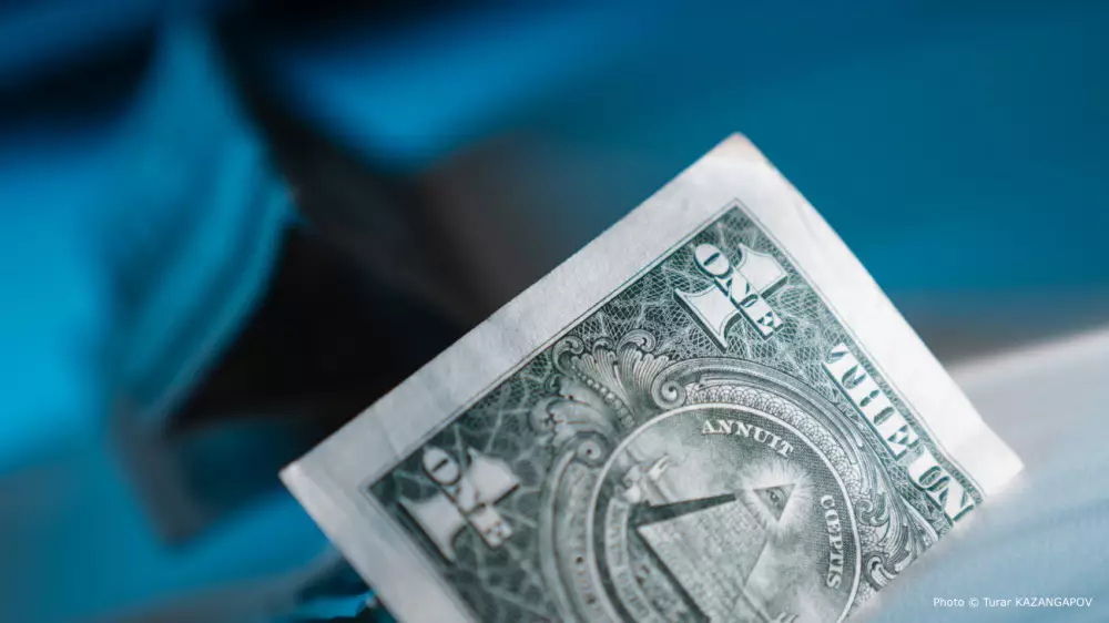Курс доллара в Казахстане вырос еще почти на 1 тенге