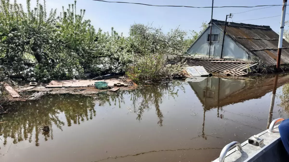 Во время паводков в Уральске семья из 26 человек потеряла три дома