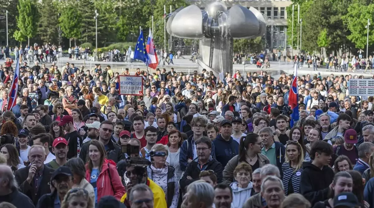 Словакияда билікке наразы мыңдаған адам митингке шықты