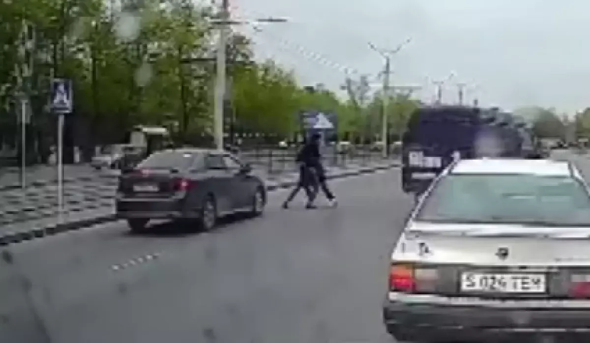 Павлодарец толкнул прохожего на дороге и спас ему жизнь
