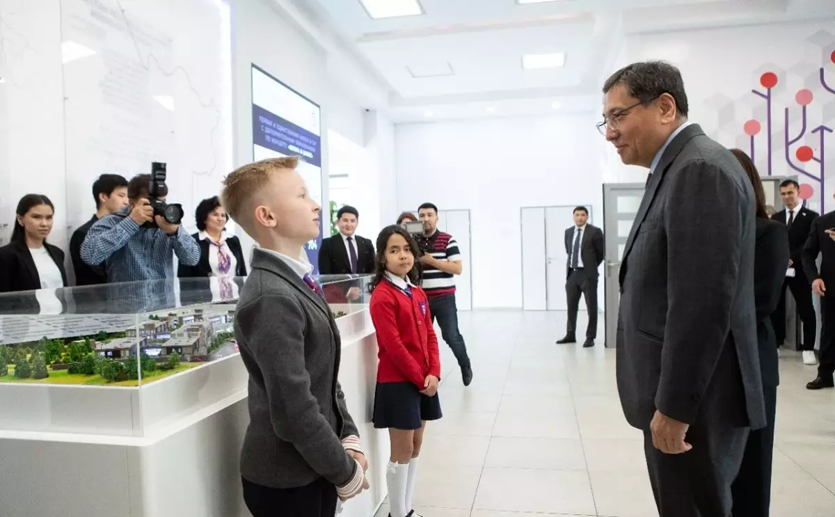 300 рабочих и 1350 ученических мест создано в построенной на частные инвестиции школе в Алматы