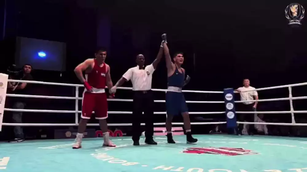 Боксер из Узбекистана устроил казахстанцу провокацию после нокдауна