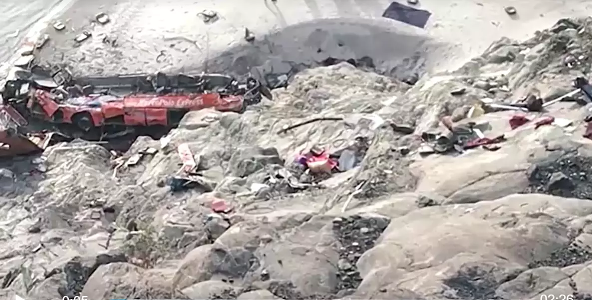 20 пакистанцев погибли при падении автобуса в ущелье