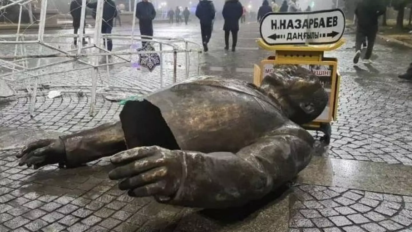 Казахстанцам придётся постараться ради памятника при жизни