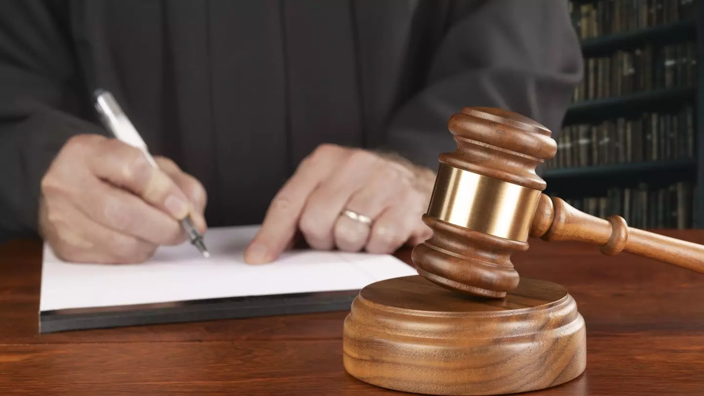 Адвоката предлагавшего дать взятку прокурору, осудили в Костанае