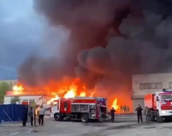 Пожар на складе со стройматериалами тушат в Актобе