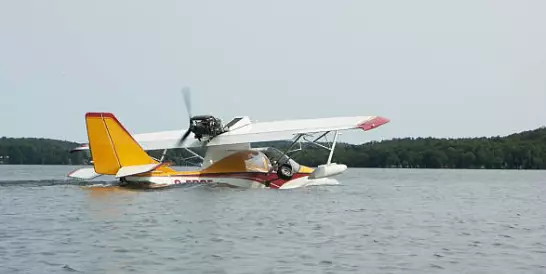 Самолет резко снизил высоту и съехал в водоем в Костанайской области