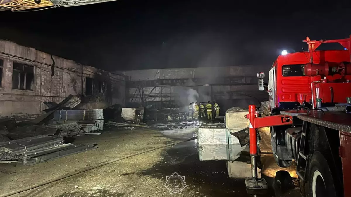 На складе в Актобе потушили крупный пожар