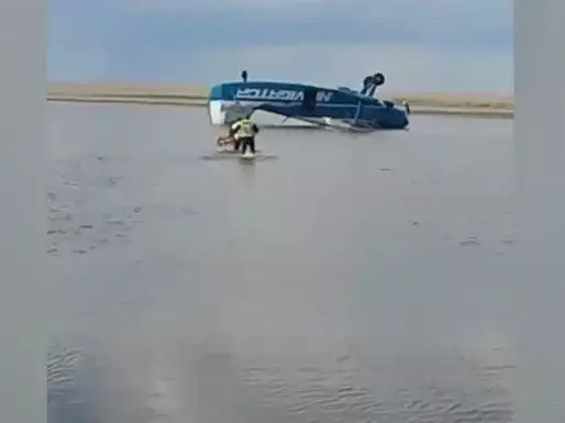 Видео аварийной посадки самолета на воду в Костанайской области появилось в сети