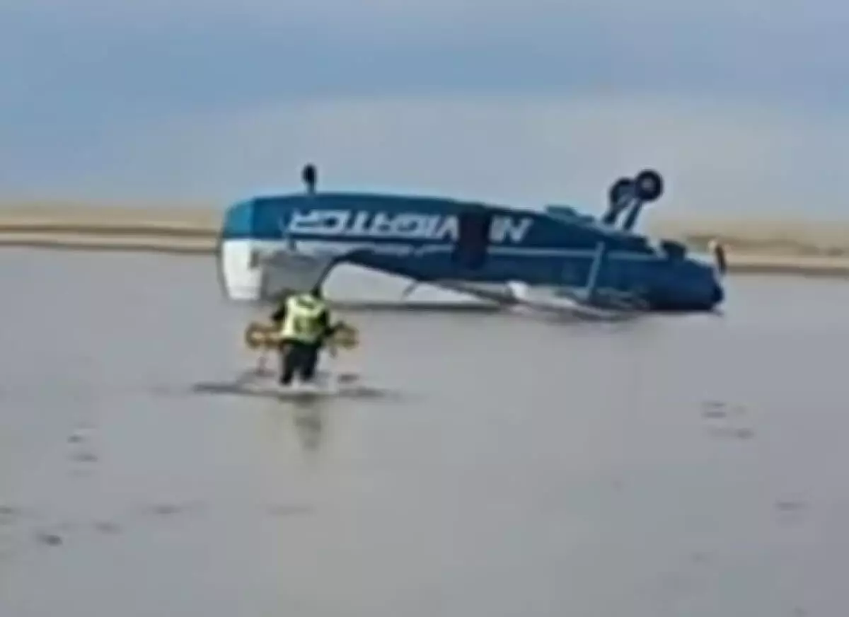 Перевернулся на воде: появилось видео жесткой посадки самолета в Костанайской области (ВИДЕО)