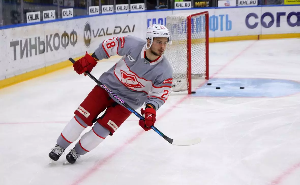 Клуб НХЛ решил разорвать контракт с россиянином после сезона в «Спартаке»