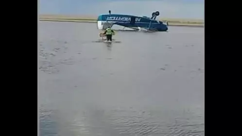 Самолет аварийно сел на воду близ Аркалыка: кадры происшествия