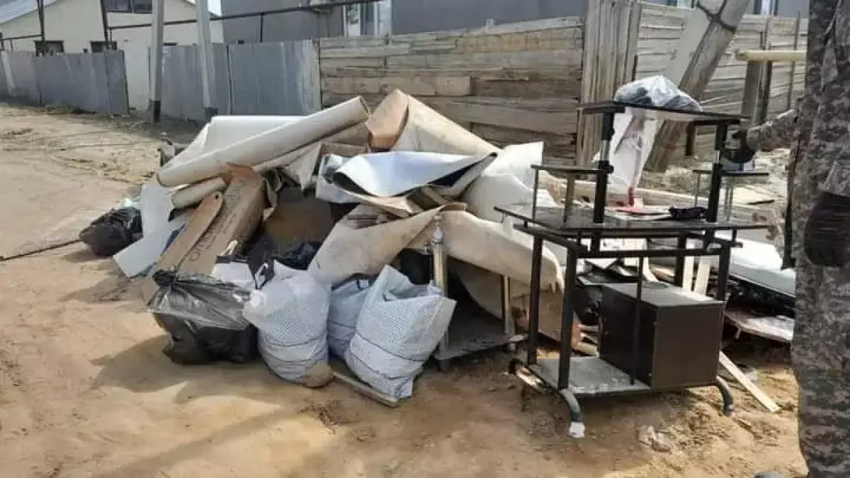 За сутки из Кульсары вывезли 975 тонн мусора