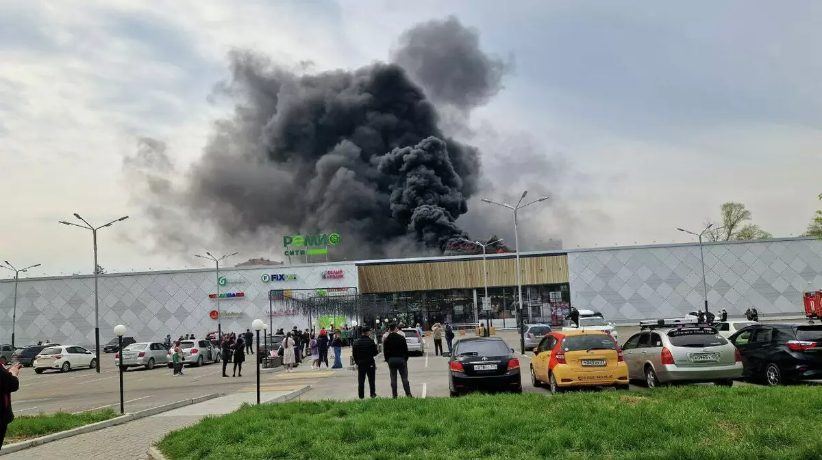 В Хабаровске горит гипермаркет "РемиСити". ВИДЕО