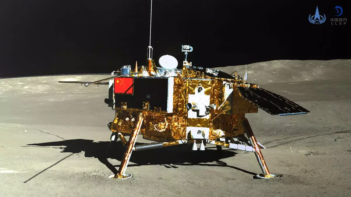 Китай запустил зонд для взятия проб с обратной стороны Луны