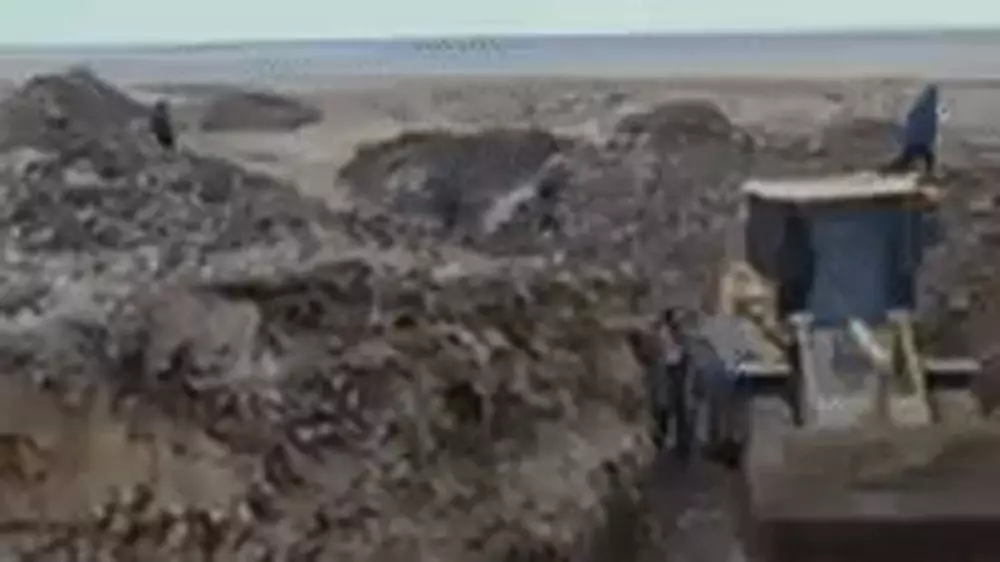 "Раскопали и подожгли": радиоактивный металлолом расхищают на полигоне под Актау
