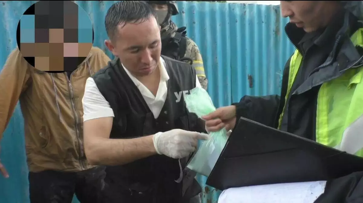Мефедрон на 5,5 млн тенге изъяли у крупных наркосбытчиков в Таразе