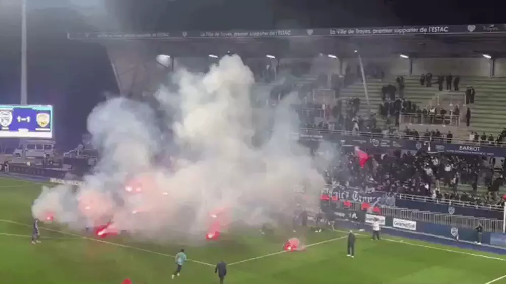 Фанаты атаковали футболистов из-за бездействия владельцев "МанСити": видео