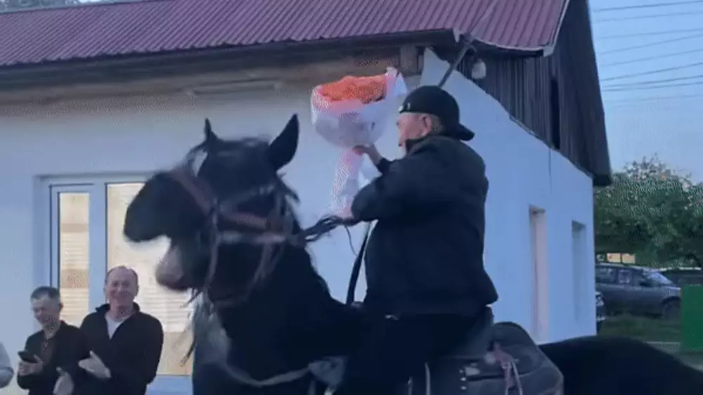 "Принц на черном коне": романтичный пенсионер восхитил Казнет