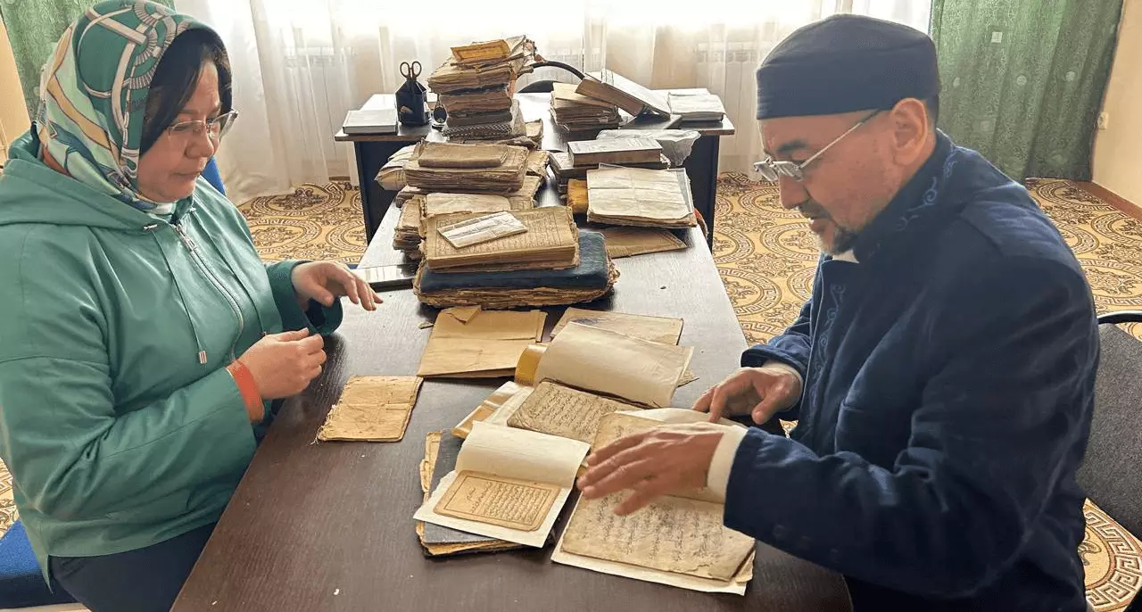 40 древних рукописей и книг переданы в фонд в Казахстане