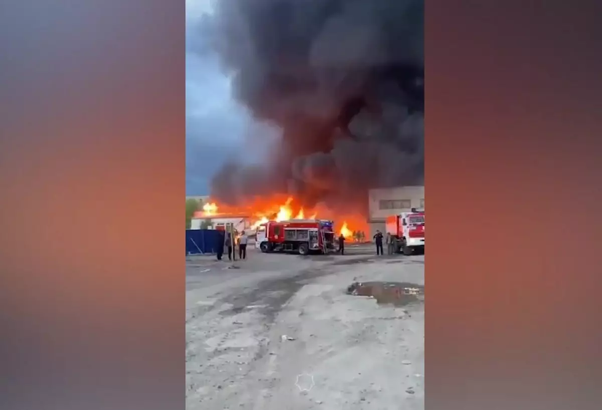 Крупный пожар в Актобе: горел склад на территории строительного рынка