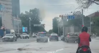 На перекрестке в центре Алматы прорвало трубы