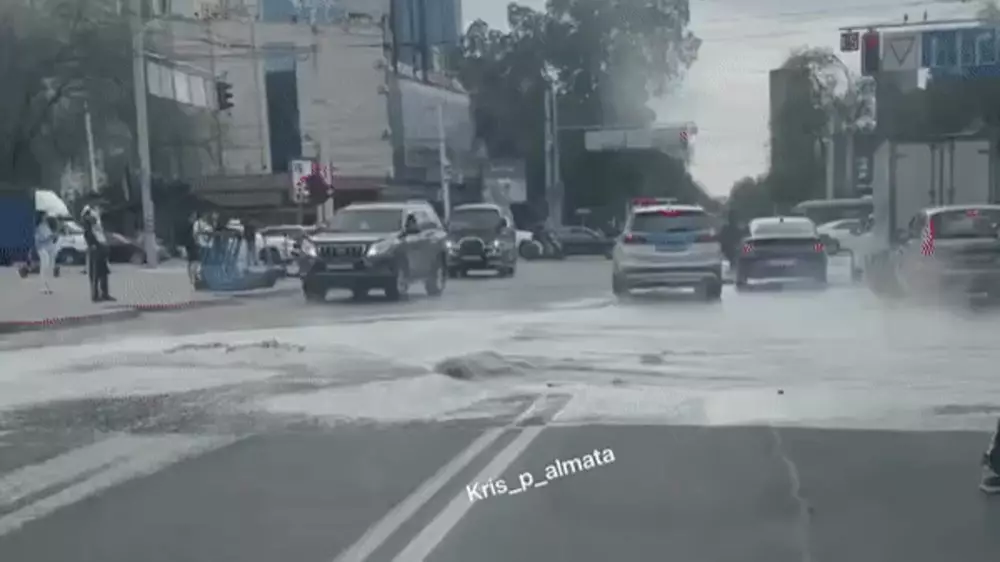 Асфальт провалился из-за коммунальной аварии в центре Алматы