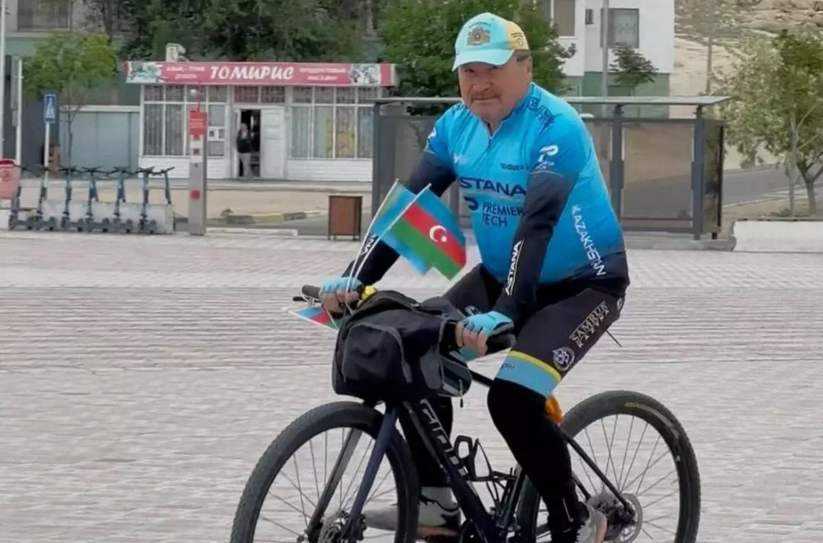 Пенсионер поехал на велосипеде из Актау в Париж