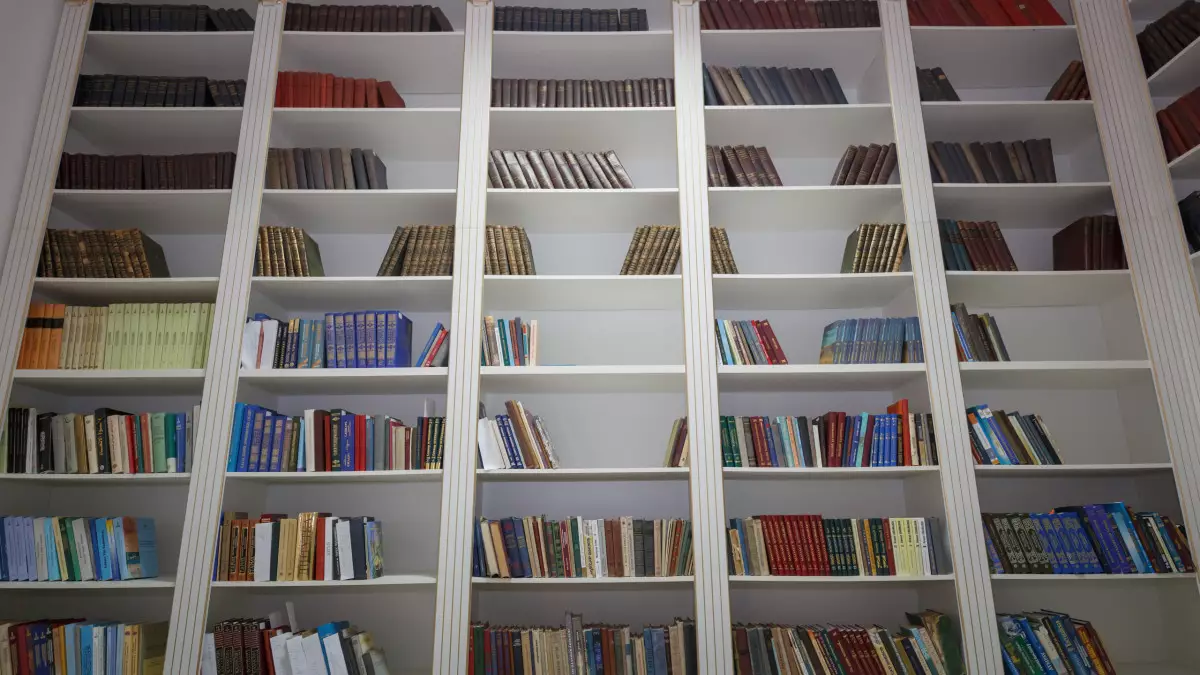 Министры дарят книги сельским библиотекам в Казахстане
