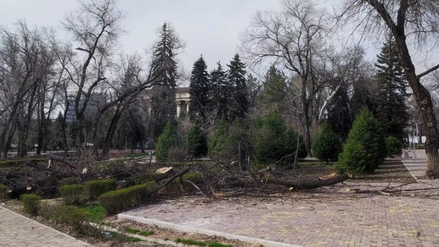 Подрядчик сорвал сроки ремонта сквера Алии и Маншук в Алматы