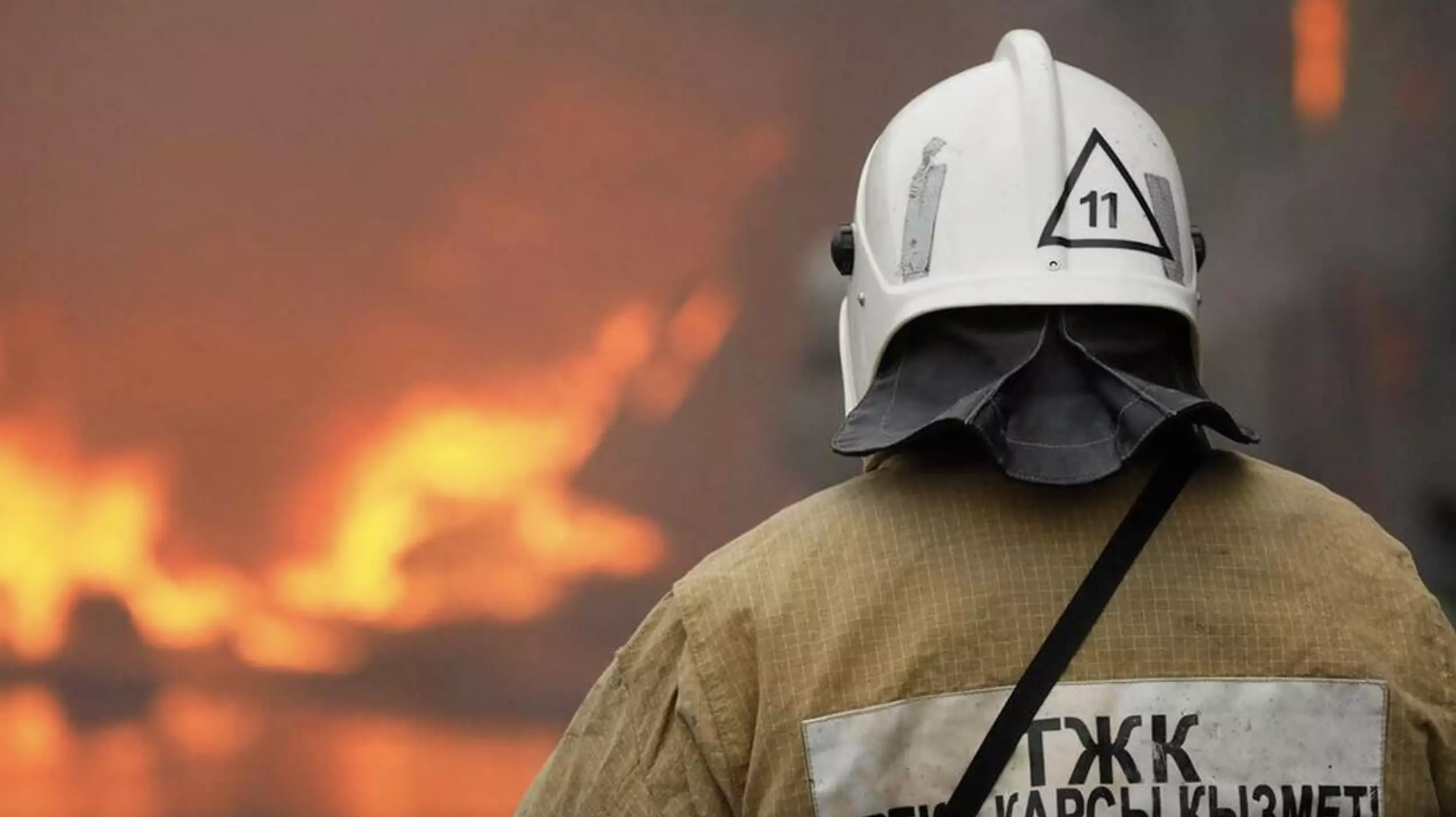 50 человек эвакуировали из горящего дома в Атырау