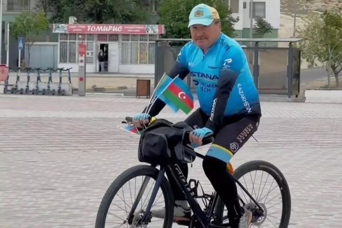 Пенсионер на велосипеде отправился из Актау в Париж